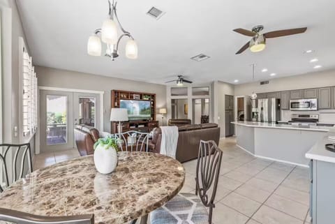 Dinette/family room/kitchen