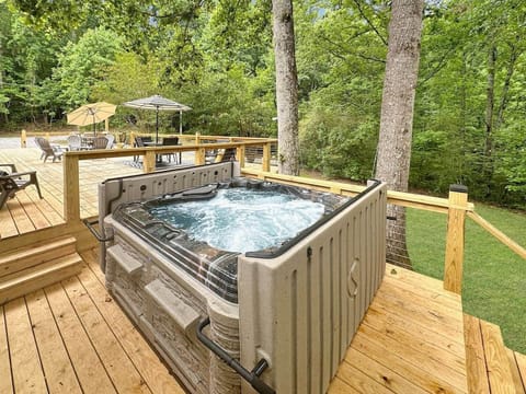 Step into this 8 person hot tub equipped with a towel warmer for those cooler nights on the ridge