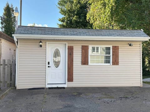 The apartment welcomes you with a clean, well-kept exterior and a private entryway. The front area is well-lit for easy access at any time of day, making check-in smooth and convenient.
