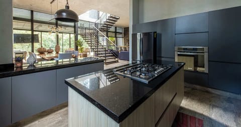 Fully equipped kitchen with kitchen island and open floor