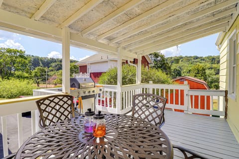 Johnstown Vacation Rental | 2BR | 1BA | 1,000 Sq Ft | 4 Steps to Enter