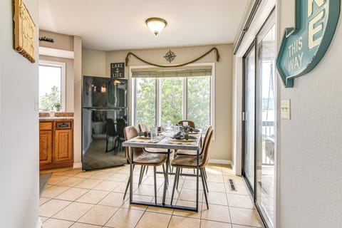 Dining Area | Dishware/Flatware Provided | 1st Floor