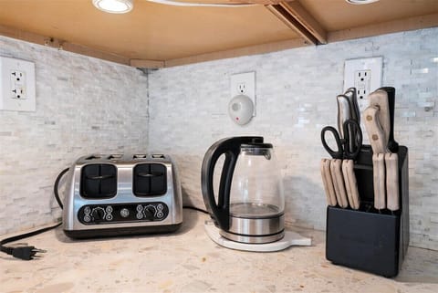 Fully equipped with everything you need for meals at home