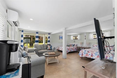 Cozy layout combining a living room and sleeping area, ideal for families or group stays