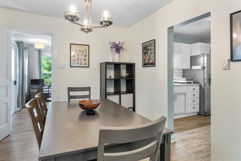 Seating for 6 at dining table