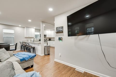 Indoors, Furniture, Living Room, Screen, Home Decor