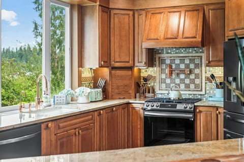 Everything within reach—sink with a view, stove and fridge right beside you.