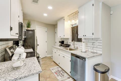 Kitchen | Keurig Coffee Maker | Blender | Toaster | Cooking Basics