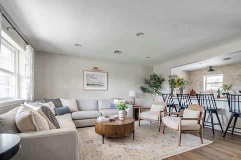 8BR Hill Country Escape w/ Pool & Pickleball House in Fredericksburg