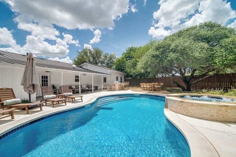 8BR Hill Country Escape w/ Pool & Pickleball House in Fredericksburg