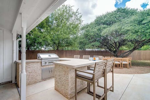 8BR Hill Country Escape w/ Pool & Pickleball House in Fredericksburg