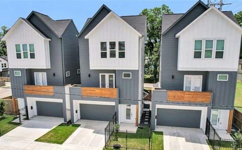 Space Rodeo House: Modern charm, bold design, your Houston launchpad