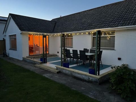 Large grass lawn and dinning outside for 8 in south facing aspect.