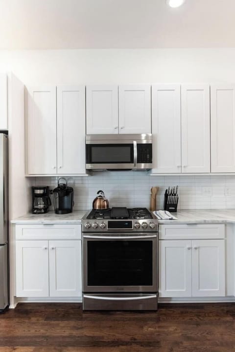 Discover a stunning gourmet kitchen, fully equipped with everything you need to prepare delicious meals and make the most of your stay.