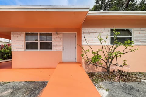 Dania Beach Vacation Rental | 2BR | 1BA | 983 Sq Ft | Step-Free Access w/ Ramp