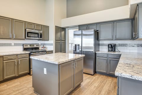 Kitchen | Dual Keurig/Drip Coffee Maker | Dishwasher