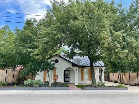 Bungalow with private driveway