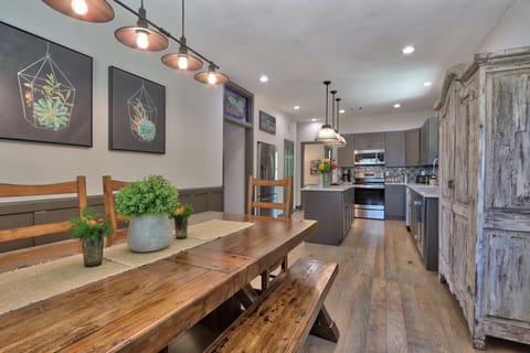 Dining table with chairs and bench seating - Shadewind at The Bend