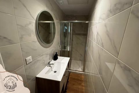 Salle de douche à l'étage