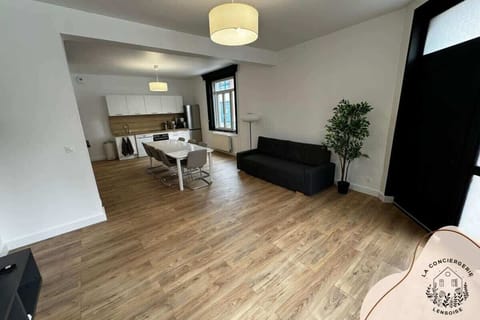 TV, WIFI, canapé, fauteuils, table basse..