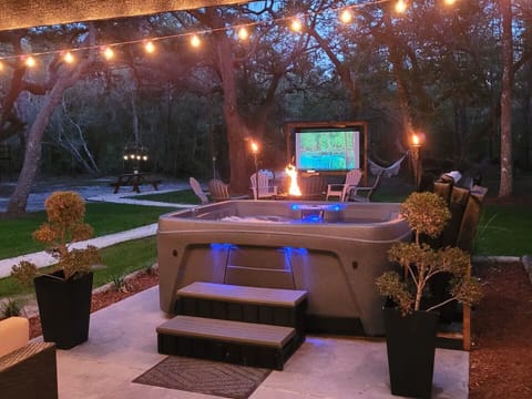 Outdoor spa tub