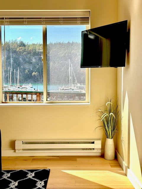 Smart TV, fast wifi, charging ports, incredible views. Perfect for relaxing. 