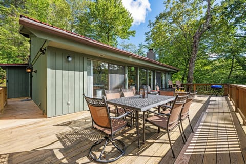 Plenty of space for everyone to relax outside and look out over Sugar Mountain!