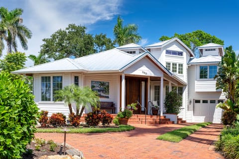 Front Entrance:  'U' shaped driveway for easy in/out parking