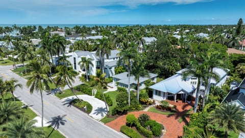 Private Home just 2 Blocks from the beach!