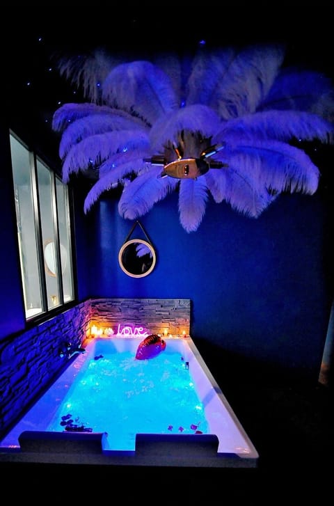 Indoor spa tub