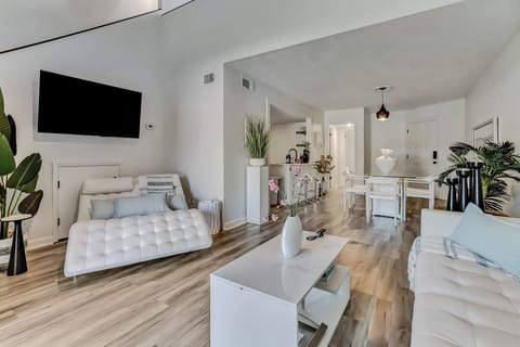 Bright coastal living room with vaulted ceilings and comfy seating.