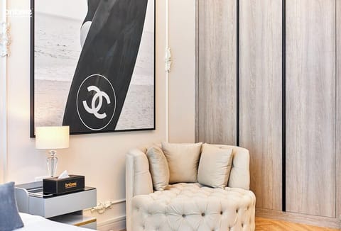 Unwind in elegance with a cosy queen bed, stylish décor, and a stunning chandelier. The floor-to-ceiling windows lead to a private balcony, allowing light and fresh air to fill the space.