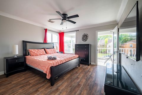 Master Bedroom (King Bed)