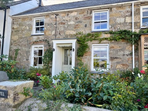 Exterior of Arwel Cottage, a chocolate box holiday home in Llanbedrog