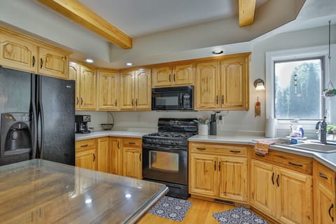 Sleek and functional – everything you need to whip up a delicious mealKitchenStainless refrigeratorstoveCoffee makerKitchenette Oven