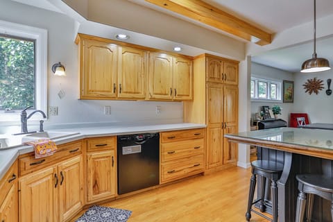 Sleek and functional – everything you need to whip up a delicious mealKitchenStainless refrigeratorstoveCoffee makerKitchenette Oven