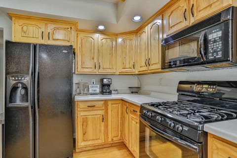 Sleek and functional – everything you need to whip up a delicious mealKitchenStainless refrigeratorstoveCoffee makerKitchenette Oven