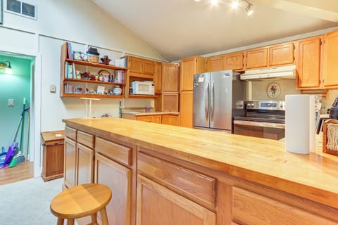 Kitchen | Dishwasher | Breakfast Bar