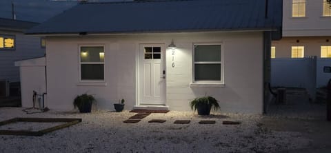 Laguna Beach Bungalow, steps to the sandy shore in Laguna Beach FL.