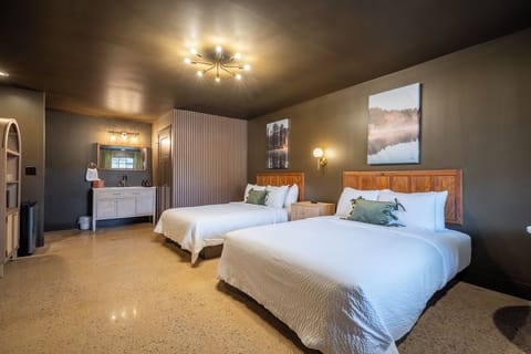 2 queen beds, night stand, charging station