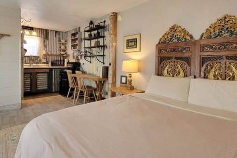 Queen bed cozy studio