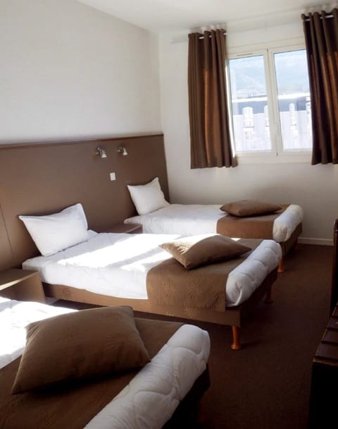 1 Double bed and 2 Twin beds