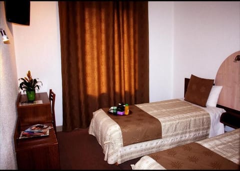 2 Twin beds