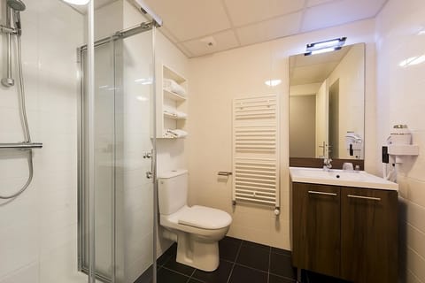 Bathroom with a shower/ tub. The essential kit and towels are provided!