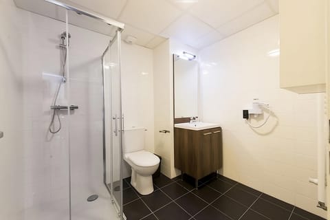 Bathroom with a shower/ tub. The essential kit and towels are provided!