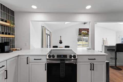 Cook, connect, & create memories 🍳☕ The modern kitchen at Notre Dame Pool Haus is fully equipped for family meals, morning coffee, or late-night snacks. Your home away from home awaits!