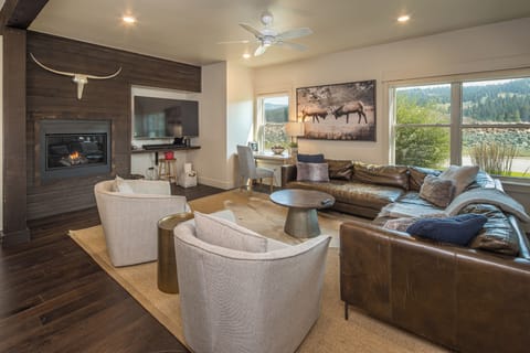Ample seating for the whole family | Main Level