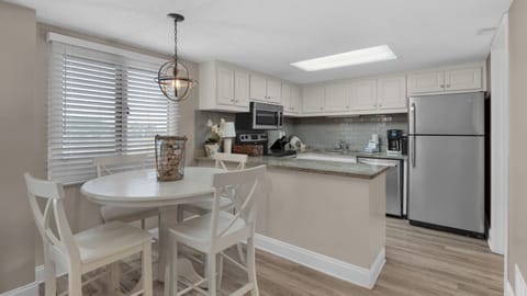 Pinnacle Port A113 - Dining into kitchen