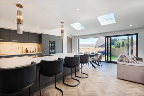 Kitchen:
Modern kitchen packed with features, including 2 ovens, 2 fridges, filtered tap, stove, toaster, and ample counter space — packed with everything you need and more!