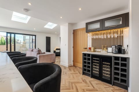 Bar Area:
Your own private bar with wine racks, glasses, and an ice bucket — the perfect spot to start the evening in style.